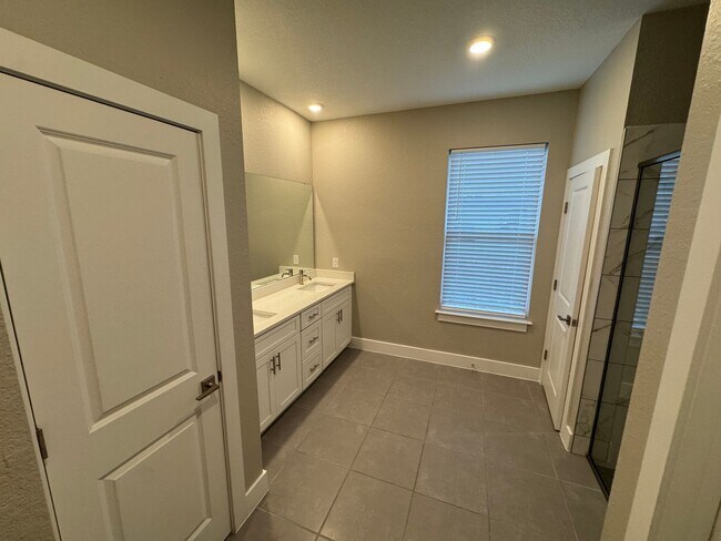 Building Photo - INCREDIBLE 4 Bedroom, 2 Bathroom Home in Poinciana!