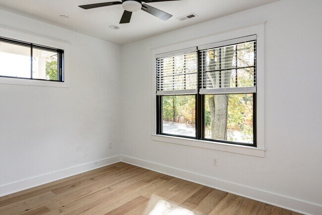 Building Photo - 20 E Redman Ave