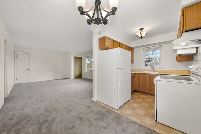 Building Photo - 827 W 11th Ave