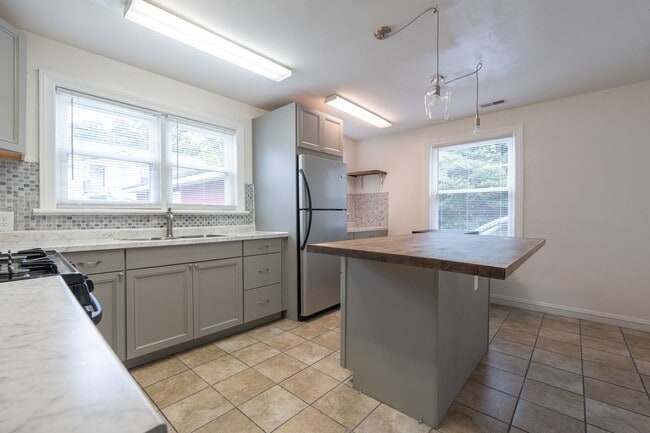 Building Photo - MOVE IN READY 3 Bedroom in Chesapeake!