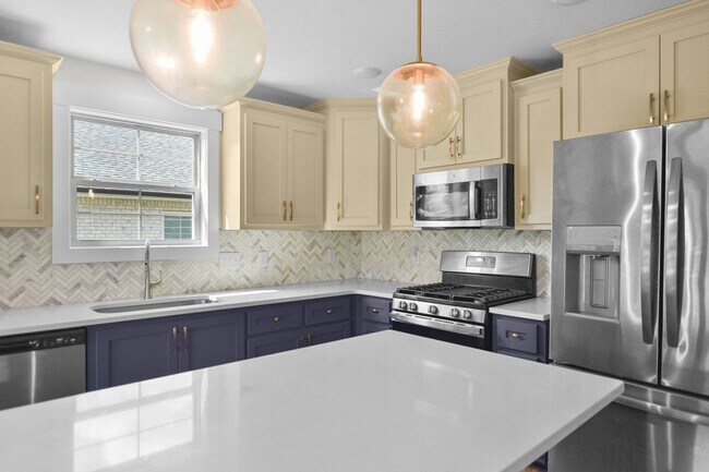 Building Photo - Pet Friendly Three Bedroom with Bonus!