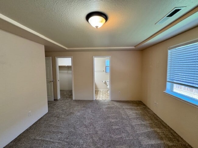 Building Photo - SPACIOUS 3 BEDROOM/ 2 BATH HOME WITH RV/BO...
