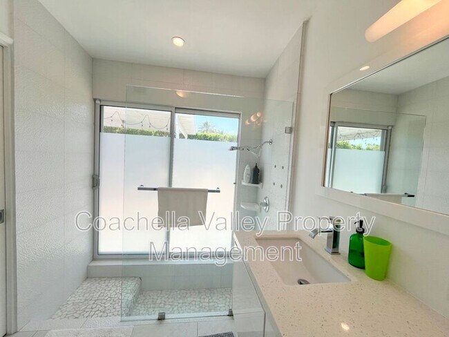 Building Photo - 2719 E Ventura Rd