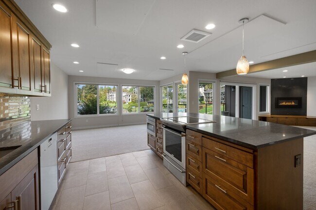 Building Photo - 2bd/2ba Bellevue Condo