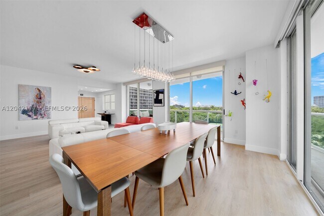 Building Photo - 2645 S Bayshore Dr
