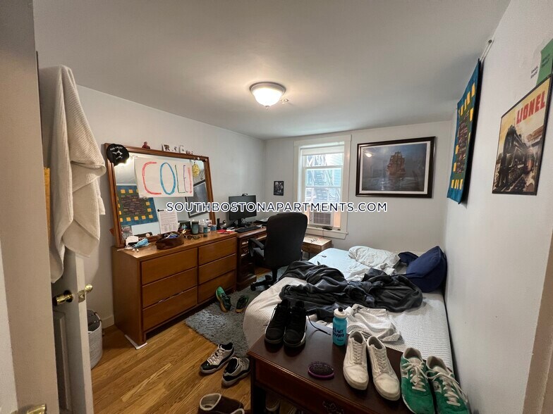 Building Photo - 266 Gold St