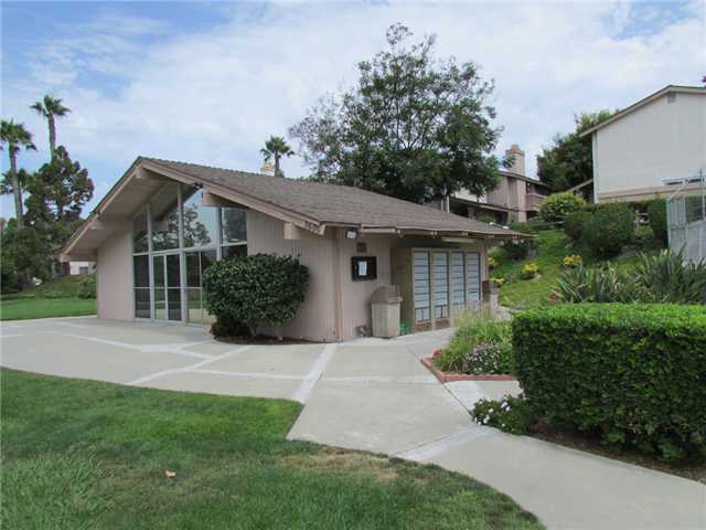 Building Photo - Upgraded End-Unit Townhome