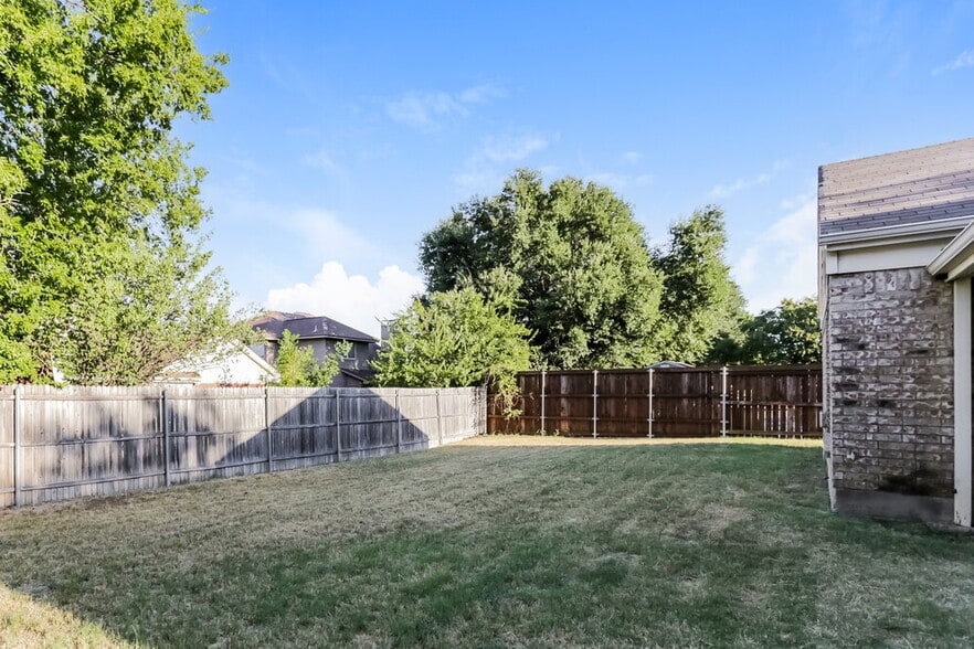 Building Photo - 7024 Wooddale Dr