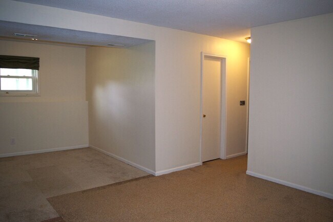 Building Photo - Great 3 Bed 2 Bath House!