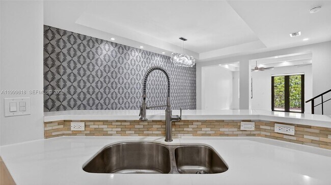 Building Photo - 622 Malaga Ave