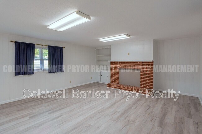 Building Photo - 1225 Panorama Dr