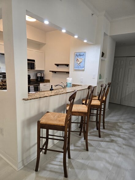 Building Photo - 1064 N Tamiami Trl