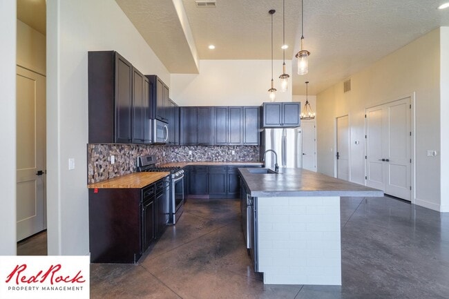 Building Photo - 4 Bedroom Luxury Home Near Sand Hollow