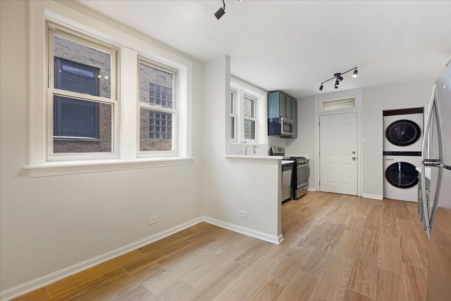 Building Photo - 6136 N Mozart St