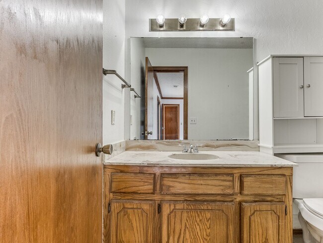 Building Photo - 3 Bed 2 bath!