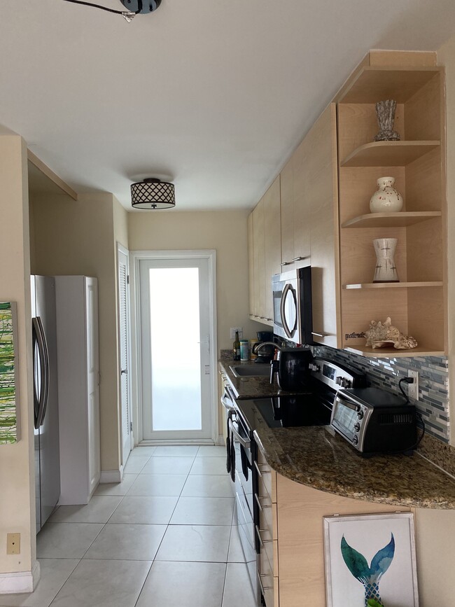 Kitchen/entry - 3250 NE 28th St