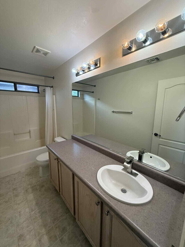 Building Photo - 640 W Emerald Key Dr