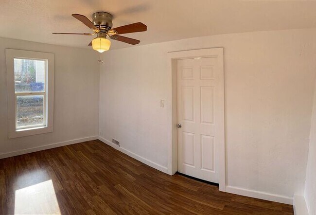 Building Photo - 1 BEDROOM MAGNA DUPLEX - GREAT PRICE!