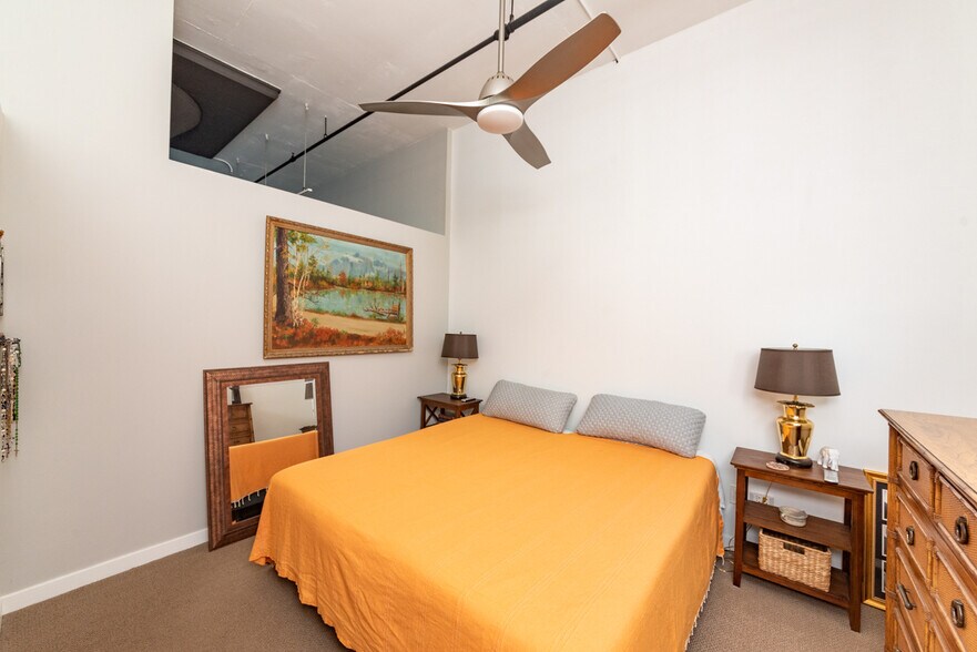 Building Photo - 1224 W Van Buren St