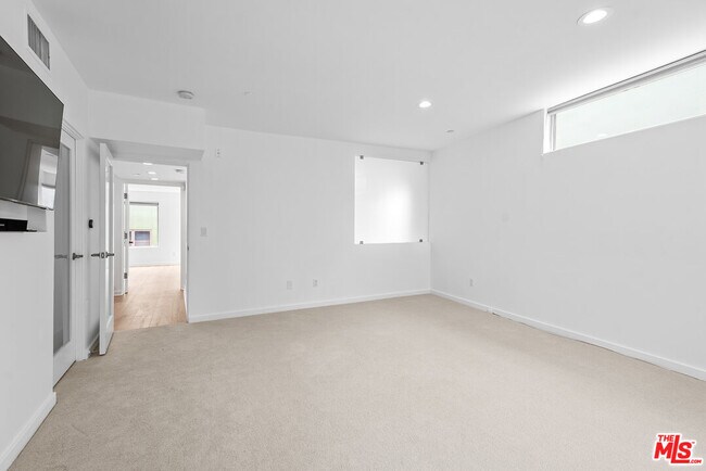 Building Photo - 900 N W Knoll Dr
