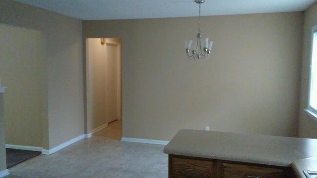 Building Photo - Nice 3BR/1.5BA Brick Ranch Convenient to W...