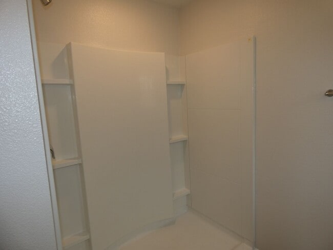 Building Photo - 3 Bed/2 Bath - Modern Upgrades