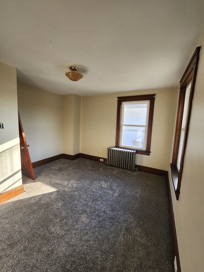 Building Photo - 470 Maple St
