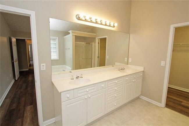Building Photo - 1490 Creek Pointe Cir