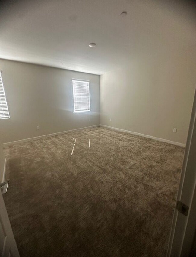 Building Photo - SPACIOUS 3 BEDROOM 3.5 BATH TRI-STORY TOWNHOME