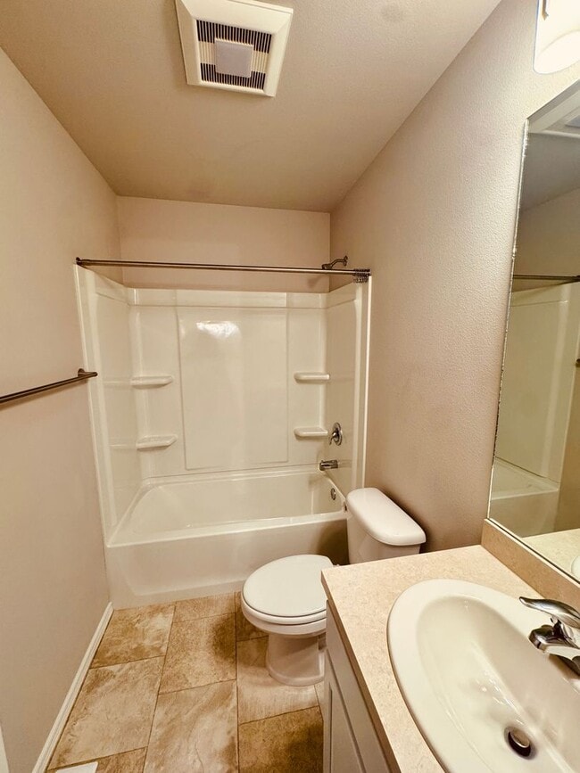 Building Photo - Beautifully designed condo!
