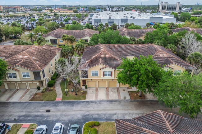 Building Photo - Spacious 3/2 Condo in the Gated Oakwater Community with Single Car Garage! Brand new carpets and ...