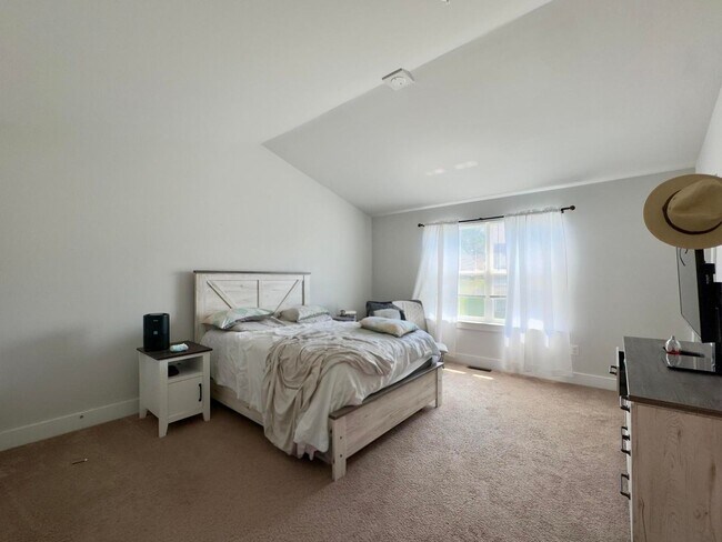 Building Photo - Charming 4 Bedroom/3.5 Bathroom in New WIn...