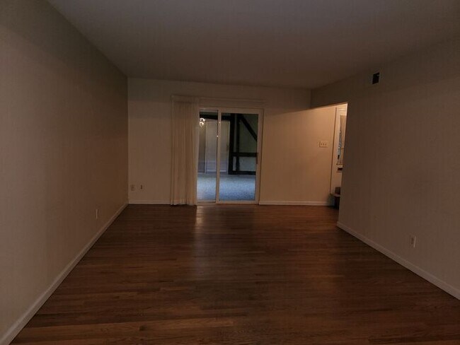 Building Photo - Two Bedroom Two Bath Condo with Pool Access
