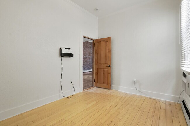 Building Photo - Historic 2 Bed / 1 Bath Townhome near Down...