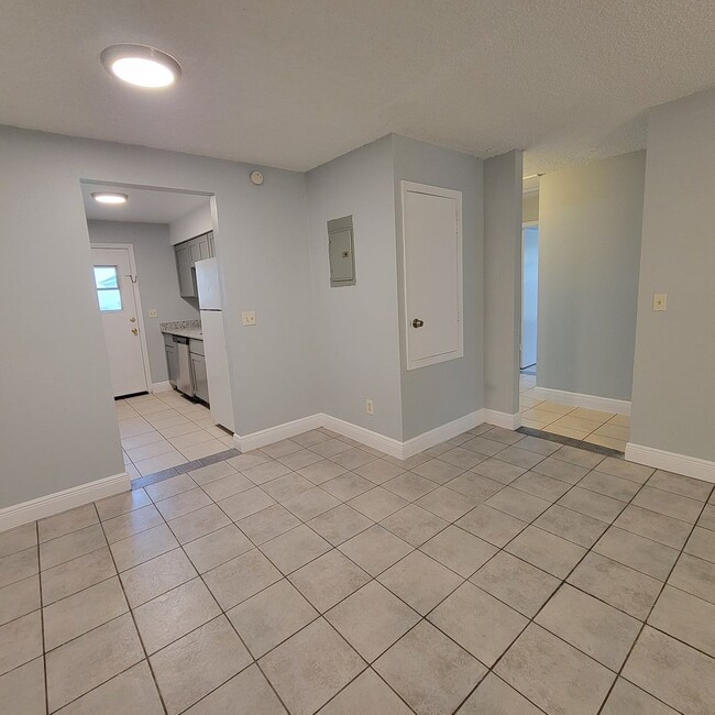 Building Photo - Charmin 3/1 Duplex In Groveland FL