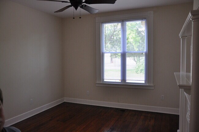 Building Photo - 310 S Broadway Park