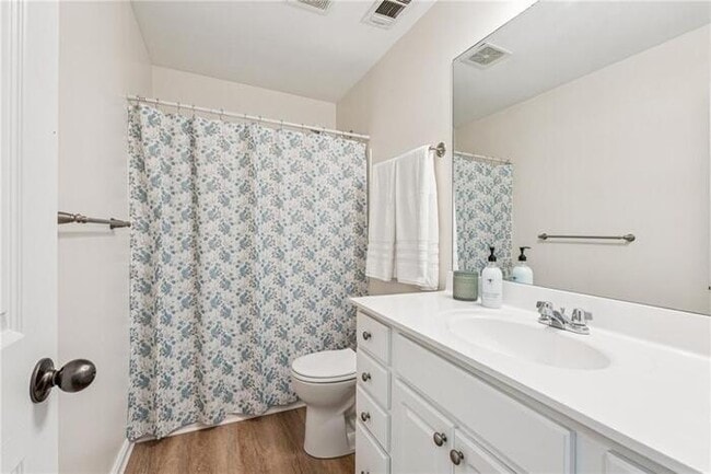 Building Photo - House 3 Beds 3 Bath