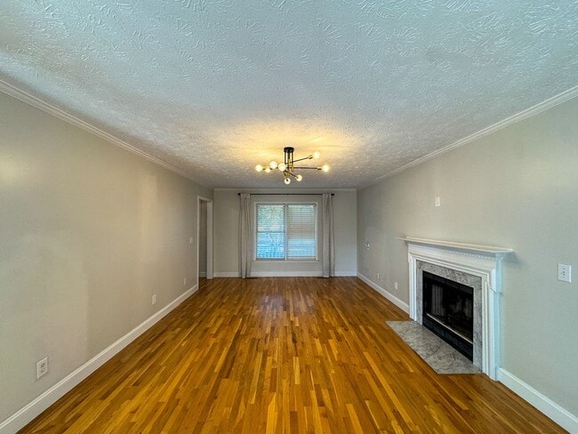 Building Photo - Charming 3 Bed, 2.5 Bath Home with a Bonus...