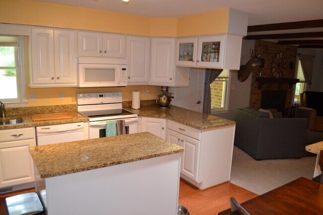 Building Photo - 861 Hawthorne Dr