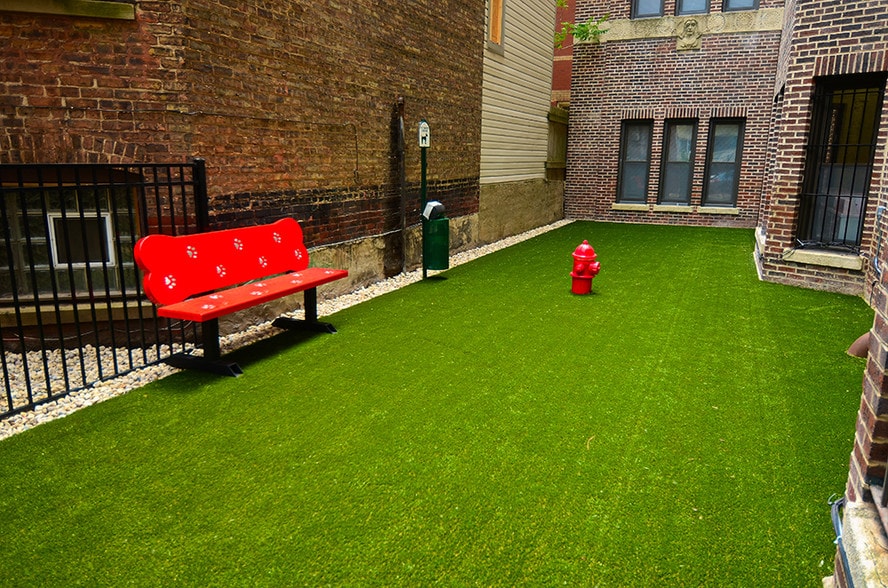 515 W. Briar - Private Dog Park - 515 W. Briar