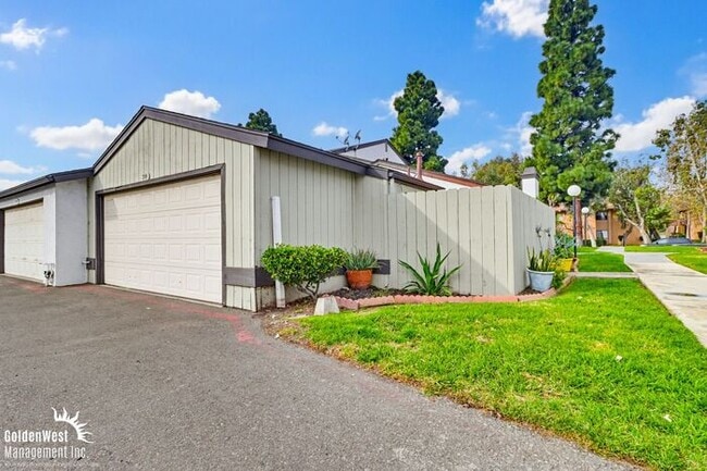 Building Photo - Stunning 3Bdm 2Ba Home with Fenced Patio and 2-Car Garage in San Diego