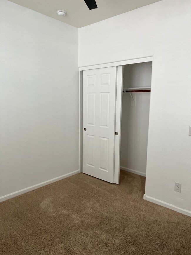 Building Photo - Spacious 4-Bedroom Home in Valencia Height...