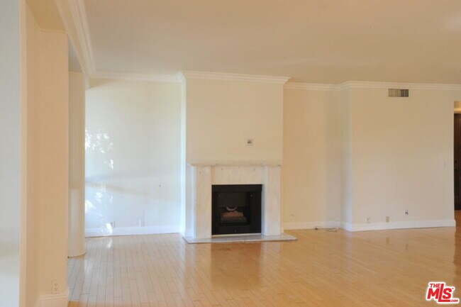Building Photo - 318 N Maple Dr