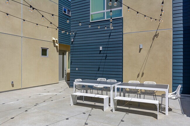 Building Photo - Water views! Less than a block from the ocean! 2 Bed 2.5 Bath Townhome!