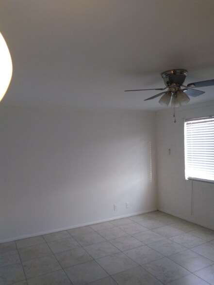 Building Photo - 1031 N Holly Ave