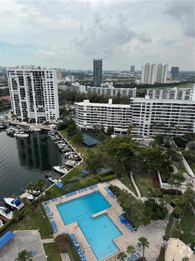 Building Photo - 2500 Parkview Dr
