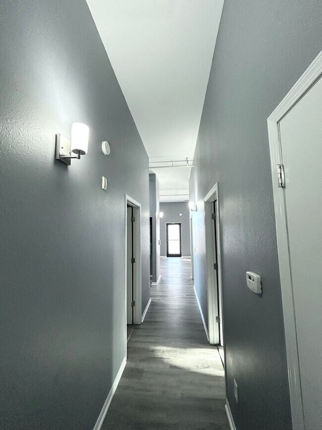 Building Photo - Limited time special! Stylish finishes in ...
