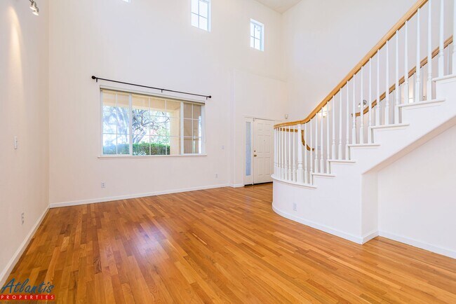 Building Photo - Beautiful Home | Remodeled Kitchen | Centr...