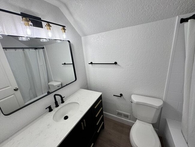 Building Photo - North End 4 bdrm Beautiful Home with Amazing Master closet!!