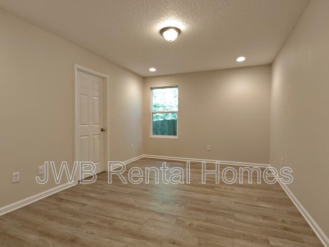 Building Photo - 2062 Wright Ave